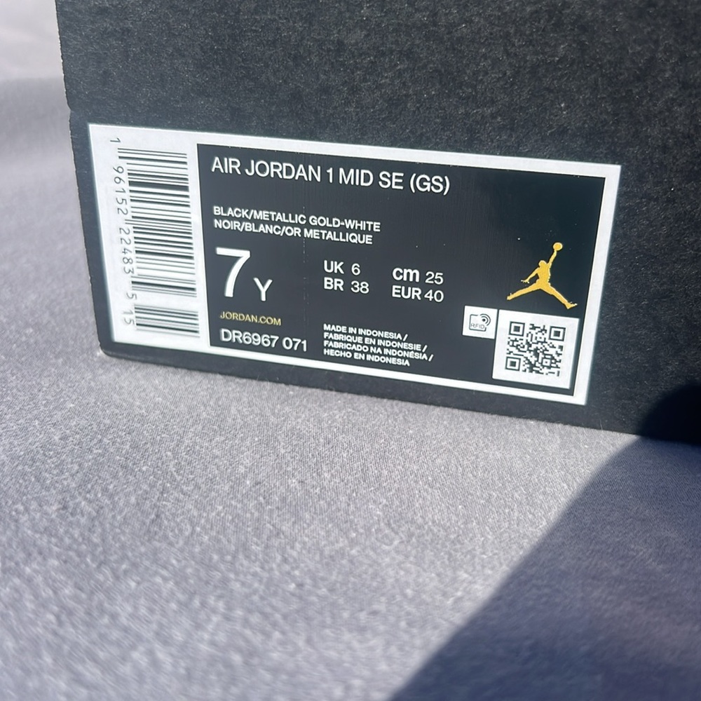 Like New Nike Air Jordan 1 Mid SE (GS) Size 7 Black & Gold Retro Shoes - Picture 2 of 10